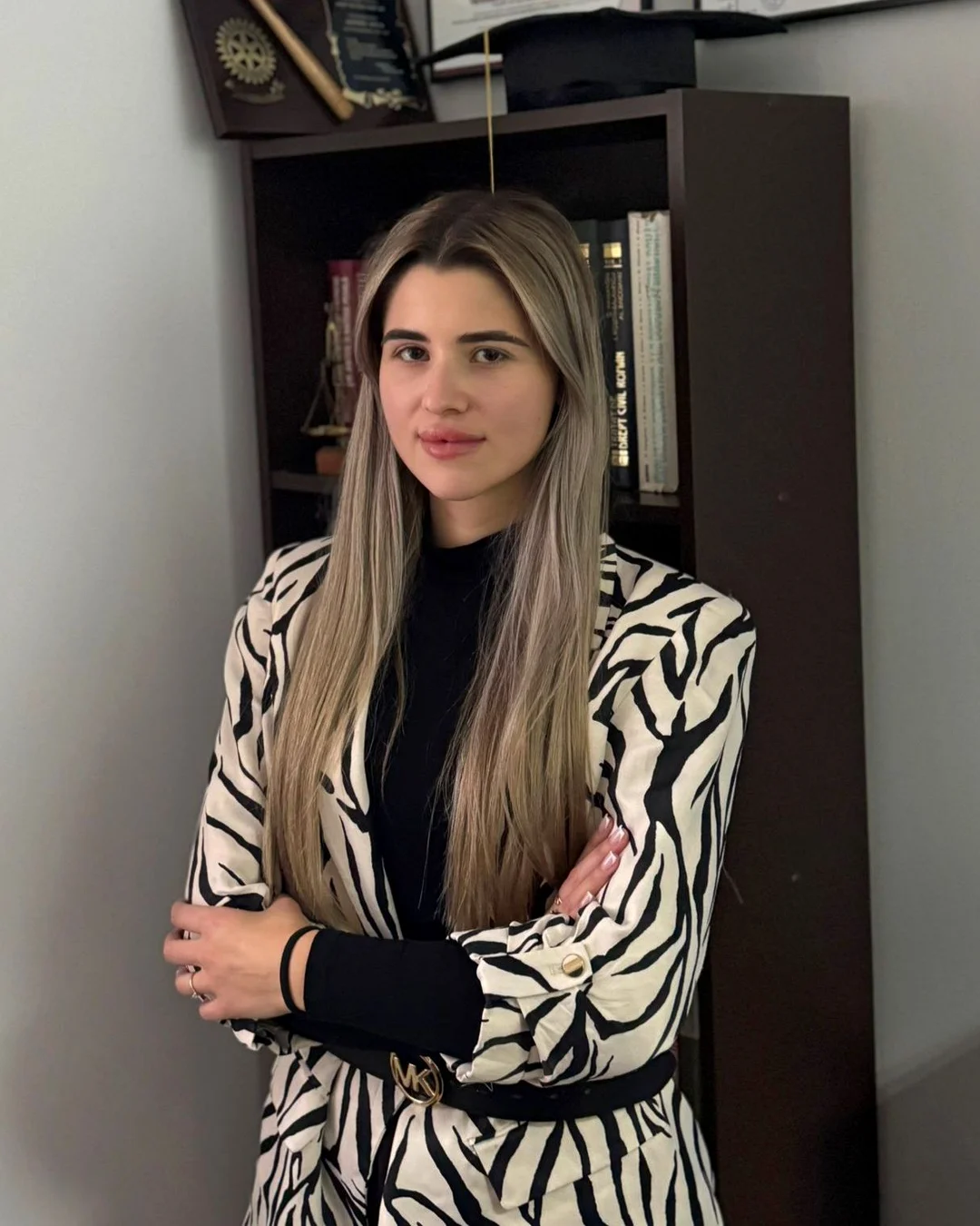 Avocat Adina Petre în biroul de avocatură, prezentare profesională servicii juridice